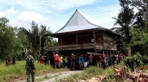 Sementara itu, tujuan dari gotong royong adalah: Tag Memindahkan Rumah Semangat Gotong Royong Begini Cara Warga Desa Pongo Masamba Memindahkan Rumah Tribun Timur