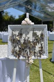 Hochzeitstisch mit blumenschmuck und baumscheibe in einem wintergarten hochzeit deko vintage diy foto: Dekoration Partei Hochzeit Vintage Schlussel Auf Weissem Holzbrett Hintergrund Lizenzfreie Fotos Bilder Und Stock Fotografie Image 74111981