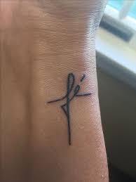 Quot Fe Quot Bedeutet Glauben In Spanisch Sehr Kleines Tattoo Was Bedeutet Dass Alles W In 2020 Tattoos Tiny Wrist Tattoos Tiny Tattoos