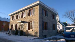 Construite En 1839 La Maison J J Roney Est L Une Des Plus Anciennes Maisons Du Secteur D Aylmer De La Ville De Gatineau Elle Est Ve Outdoor Structures Road