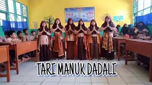 Tari manuk dadali merupakan tarian yang diiringi dengan sebuah lagu yang berjudul sama yaitu manuk dadali. Tari Manuk Dadali Smpn 1 Warunggunung Youtube