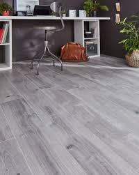 Ce Revetement Sol Stratifie Finition Chene Gris Vieilli Sera Ideal Pour La Decoration De Vos Pieces De Sol Stratifie Parquet Flottant Gris Carrelage Interieur