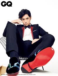 華ある男子 松本潤 gq japan で13変化 森崎ウィンは 色 を着こなす モデルのポーズ モデル 写真 男の子のポーズ