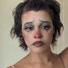 Angie Lw's Instagram, Twitter & Facebook