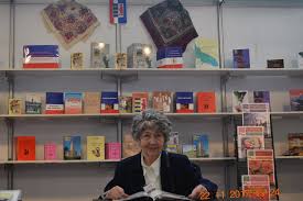 Numai dacă treci prin atâtea locuri unde vezi cărţi, jucării, ciocolată, aş zice că acum a avut loc târgul ăla de crăciun, pe bază de carte. Targul InternaÈional De Carte Gaudeamus U C R R