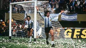 Todas las noticias sobre mario kempes publicadas en el país. Mario Kempes Besucht Das Fifa Museum Fifa Com