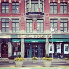 En el 2do piso hay muchas cosas geek y en el 4to piso hay un starbucks. Barnes Noble Union Square New York Ny
