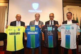 Albinoleffe alessandria arezzo avellino bari bisceglie calcio padova carpi carrarese casertana catania catanzaro cavese cesena como fano feralpisalò fermana foggia giana erminio. Feralpisalo Nuovo Dg Nuove Maglie Nuovo Stemma Gardapost