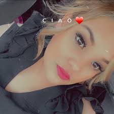 Need platters for the holidays? Use to serve cookies/candies or for meat.  Oval platter has chip