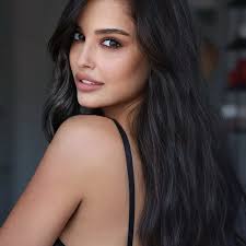 Elsie Carter's Instagram, Twitter & Facebook