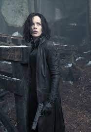 Some New Cloak In Underworld Evolution But Still Fits Her Perfect Underworld Kate Beckinsale Kate Beckinsale Underworld