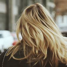 Si vous avez des cheveux bruns foncés, réfléchissez bien ce que vous voulez réellement comme apparence avec vos futures mèches. Quelle Est La Difference Entre Le Balayage L Ombre Le Sombre Et Les Meches Salon Pure Montreal