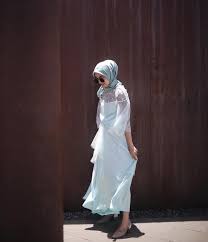 Selalu tampil stylish, gaya kondangan keluarga artis ini bisa jadi referensi dalam memilih outfit. 35 Model Gaun Pesta Untuk Wanita Hijab Yang Wajib Dimiliki Updated 2021 Bukareview