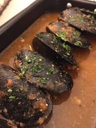 Esplorando ancora un po' tra i piatti tipici della liguria c'è anche qualche ricetta di mare come il pesce alla ligure (che altro non è se non orata/branzino/dentice in umido con pinoli, olio d'oliva, olive ed erbe aromatiche). I Piatti Tipici Della Liguria Di Levante Il Blog Di Residence Di Liguria