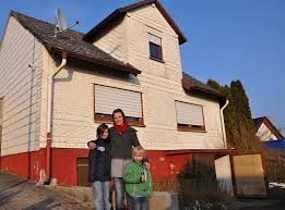 Nach fast 14 jahren wird die beliebte sendung abgesetzt. Bitzen Dunebusch Zuhause Im Gluck Hiess Es Fur Eine Alleinerziehende Mutter Mit Zwei Kindern In Bitzen Dunebusch Ak Kurier De