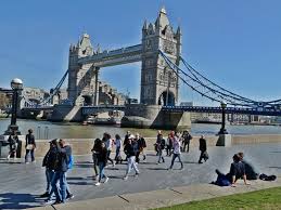 The bridge crosses the river thames close to the tower of london and is. London Tower Bridge Informationen Bilder Tipps