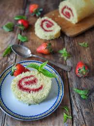 Roule A La Fraise Recette En 2020 Gateau Moelleux Roule A La Fraise Alimentation