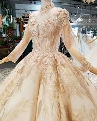 Die frauen, die bei der kirchlichen trauung ein langes hochzeitskleid tragen, greifen beim standesamt gerne zu einem cocktailkleid. Hochzeitskleider Tiefer Ausschnitt Applikationen Lange Elegante Gold Herrlich Lange Armel Glitzer Spitzen Gunstige Ricici Com