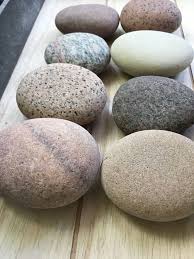 All stones are naturally created and tumbled to produce smooth and rounded pebbles for outdoor landscaping and for use as indoor accents. 8 Pieces Natural Color Sea Stone Diy Ideas For Paint Flat River Stones Rock Art Children Art Idea Hand Painted Stone Hand Painted Stones Stones Diy Stone Rocks