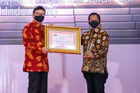 The minister is supported by deputy minister of home affairs which are ismail mohamed said and jonathan yasin. Menteri Panrb Tjahjo Kumolo Kiri Memberikan Penghargaan Kepada Instansi Kementerian Dalam Negeri Kemendagri Yang Diterima Langsung Mendagri Tito Karnavian Kanan Foto Humas Panrb