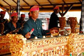 Alat musik aramba ini termasuk dalam jenis idiofon dan cara memainkannya hanya dipukul dengan menggunakan stik kayu. Indonesian Traditional Music Hz36 S Blog