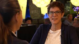 Raus aus berlin, wanderschuhe an und ab ins sauerland. Cdu Chefin Im Interview Mit Rtl Reporterin Franca Lehfeldt So Tickt Annegret Kramp Karrenbauer Privat