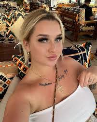 Robyn Rickard's Instagram, Twitter & Facebook