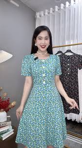 Đầm hoa nhí lụa Ý TMF phù hợp phụ nữ trung niên, váy cổ tròn nút kiểu váy  mặc dài qua gối - VD028 giá sỉ, giá bán buôn - Thị Trường Sỉ