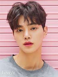 공개된 화보 속 송강은 기존의 부드럽고 싱그러운 모습과는 다른 강렬하고 짙은 분위기를 발산했다. ë‰´ì‹œìŠ¤