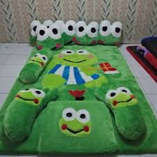 Grosir harga karpet karakter di bekasi, daftar harga karpet rasfur keroppi terbaru murah, karpet rasfur keroppi menggunakan bahan rasfur dan dipadukan dengan sedikit velboa. Jual Beli Karpet Karakter Home Facebook