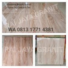 Keramik lantai motif kayu ini tidak hanya bisa digunakan untuk mempercantik ruang tamu atau ruang keluarga maupun ruang tidur. Jual Keramik Lantai 50x50 Motif Kayu Cendana Brown Kualitas Terbaik Inkuiri Com