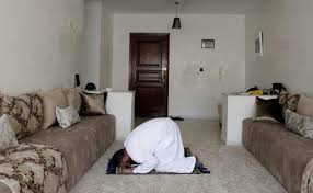 Shalat tarawih bisa di kerjakan secara berjamaah maupun secara munfarid (sendiri). Niat Doa Tata Cara Melaksanakan Salat Dhuha