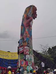 Durante tres semanas las necesidades compartidas unieron a un gran número de personas que participaron en la construcción del monumento a la resistencia. Nzgupojp37bvum