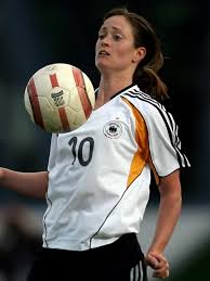 Renate lingor is a retired female german international footballer, who played as a midfielder or forward. Stimmen Zur Wm Auslosung Dfb Deutscher Fussball Bund E V
