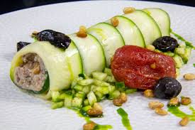 Égoutter les pois chiches et en écraser grossièrement la moitié avec le pilon. Roule De Courgette Aux Olives Recette Vegetarienne Les Gourmantissimes