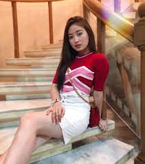 Berpose manja saat liburan di pulau dewata, nindy bergaya dalam balutan mini dress warna ivory cream berpotongan rok high slit, potongan belahan tinggi di bagian paha lengkap dengan pose memamerkan tungkai kaki jenjangnya. Natasha Wilona Unggah Foto Seksi Pakai Rok Super Mini Tampilannya Justru Curi Perhatian Semua Halaman Stylo