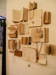 Decorar La Pared Con Libros Decoracion Hogar In 2020 Book Crafts Book Decor Book Display