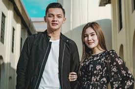 Selain dua artikel tersebut, masih ada berita lainnya yang dirangkum dalam round up. Isu Pernikahan Nella Kharisma Dan Dory Harsa Tersebar Foto Undangan