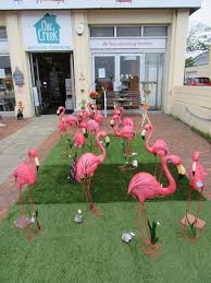 1001 Ideen Und Bilder Zum Thema Flamingo Deko Mit Bildern Flamingos Deko Gruner Rasen