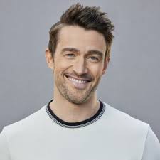 Robert Buckley as Evan Kincaid