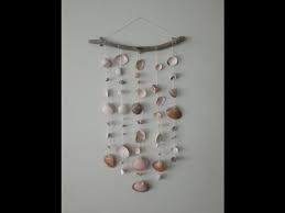 Çerçeve süsleme, bir asmalı deniz kabuklarından yapılan süslemeler, özellikle balkon, verenda gibi yerlerde dekor yapılır. Deniz Kabuklarindan Ruzgar Cani Diy Seashells Youtube