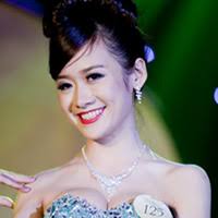 Nữ nghệ sỹ xinh đẹp dùng ngực vẽ tranh