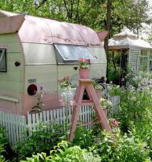 Camper In Back Yard Caravans Pinterest Vintage Camper Wohnwagen Garten Gewachshaus