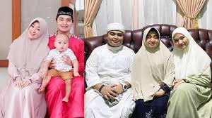 Biodata dan foto profil muhammad alvin faiz,siapa yang tak kenal ustadz yang kondang yang sering muncul di layar kaca dia seorang dai dan juga penceramah yang memiliki yayasan adzikra dan sekarang anaknya yang baru saj melaksanakan pernikahan dengan seorag muaap keturunan yang. Beda Nasib Anak Pertama Dan Kedua Ustaz Arifin Ilham Alvin Larissa Mantap Cerai Ameer Akan Menikah Tribun Jatim