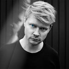 Kay Barton's Instagram, Twitter & Facebook