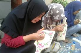 Artinya, anda dapat menciptakan pola hias pada media kayu baik berbentuk dua maupun tiga dimensi sehingga pada praktiknya nanti, kalian. Teknik Penerapan Ragam Hias Pada Bahan Kayu