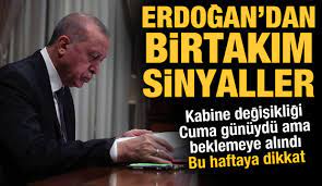 Artık bu kabine seçim kabinesi mi olur, yoksa bozulan işleri yoluna koymak için mi görevlendirilir bilinmez ama mevcut tabloya bakınca başka isimlerin de yerinden olması sürpriz olmaz gibi duruyor. Kabine Degisikligi Iddiasi Erdogan Yakin Cevresine Sinyal Verdi Bu Haftaya Dikkat Siyaset Haberleri
