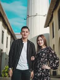 Ia bahkan menempelkan kedua telunjuknya saat menjelaskan kedekatannya dengan pria asal ngawi tersebut. 4 Penyanyi Muda Yang Sukses Dengan Angkat Lagu Berbahasa Daerah News Entertainment Fimela Com