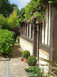 Et après un lifting complet au printemps en vert normandy : Peau Neuve Pour Colombages Cottage Et Patine Le Blog