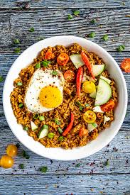 Met een paar specerijen, ui, rode peper, knoflook en this easy version of nasi goreng is using cauliflower rice and is paleo and whole30 proof the post. Nasi Goreng Indonesian Fried Rice Recipe Chili Pepper Madness